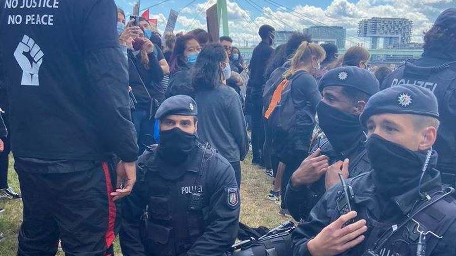 Főhajtás az anarchia felett – behódoltak a kölni rendőrök
