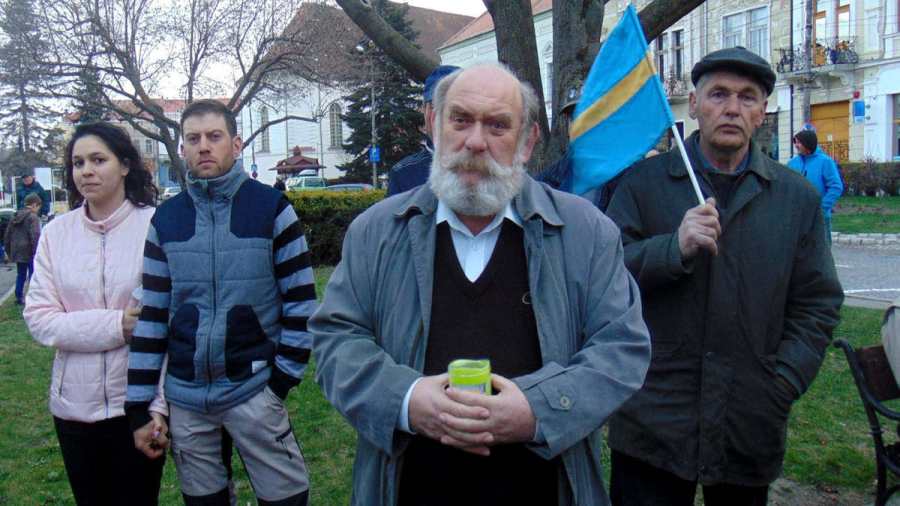 A szoborgyalázó biciklista pedig hátradől és kér még egy kávét