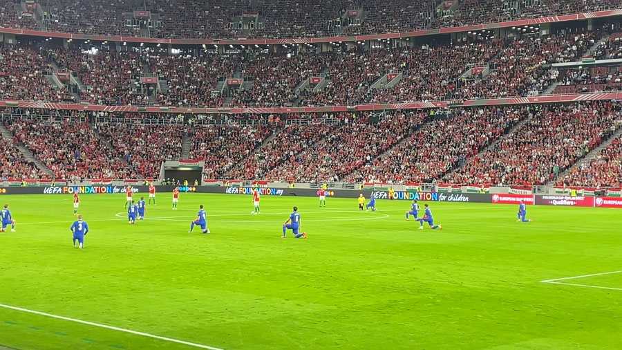 Dr. Polgárdy Géza: A FIFA felháborítóan puhány! – Gondolatok a budapesti angol-magyar focimeccsen térdelésről!
