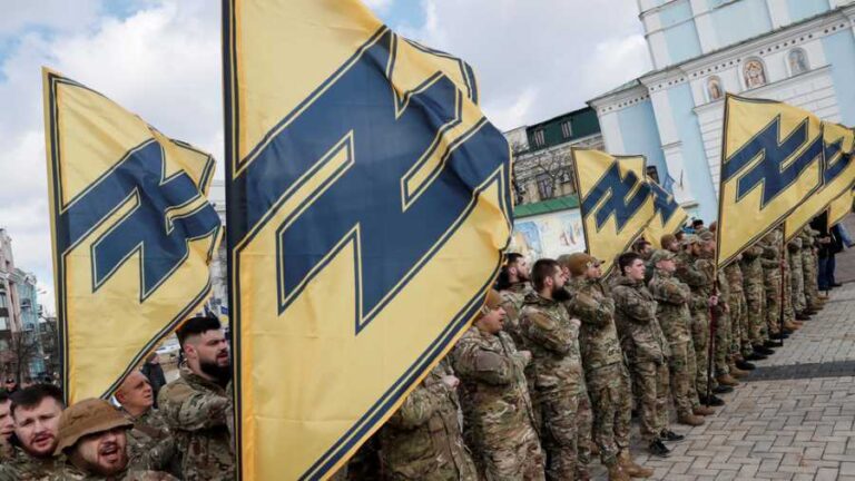 Az Azov zászlóalj tagjai Waffen-SS szimbólumokkal az Önkéntesek Napján Kijevben, Ukrajnában, 2020. március 14-én. © REUTERS/Gleb Garanich