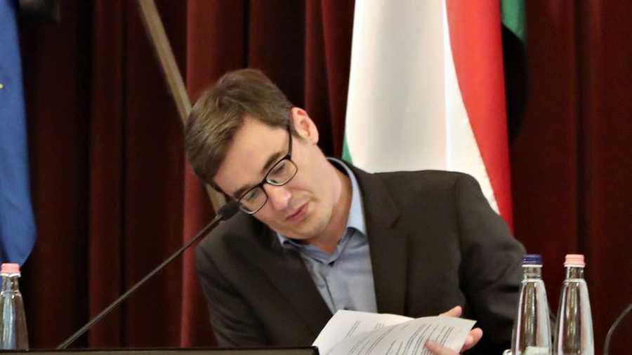 Nem aprózza el Karácsony, Gál J. Zoltánnak is megemelte a fizetését, aki már egyszer lemondott –  közben persze sírnak, hogy nincs pénz…