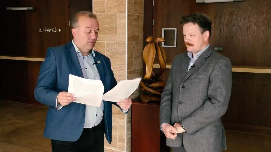 A Kúrián küzd tovább „A mi kis falunk” c. RTL sorozatba engedély nélkül betett pilisszentléleki patrióta (videó 📺)