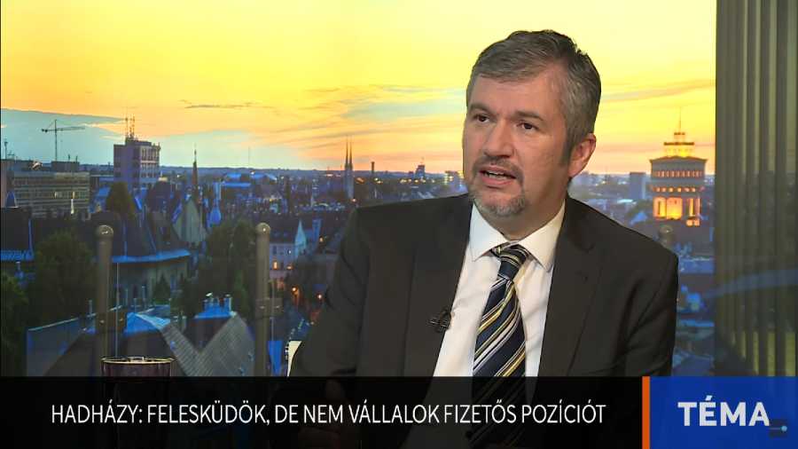Hadházy Ákos az áldozatvállaló, két lábon járó demokrácia