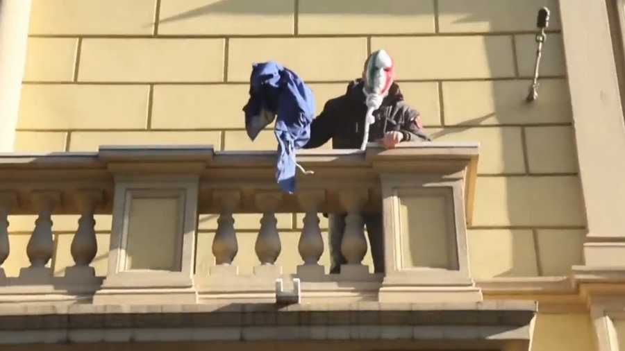 Letépték az EU-zászlót a felháborodott olaszok az Európai Bizottság római székházáról (videó)