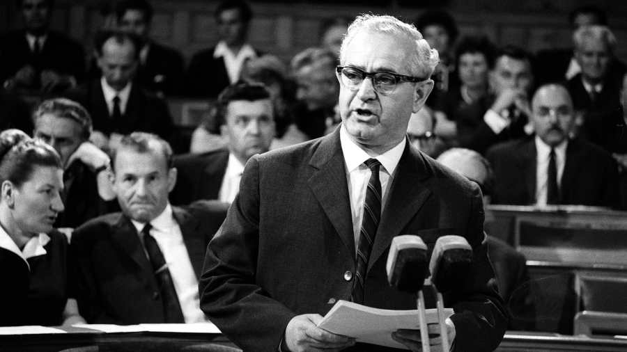 Ő volt Apró Antal, aki a kommunista érdemeiért megkapta azt a villát, ahonnan Dobrev ellenállást hirdet