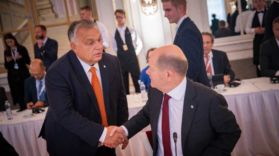 Németország úgy világított rá a magyarok elleni kettős mércére, hogy még a saját kancellárjukat is bemártották