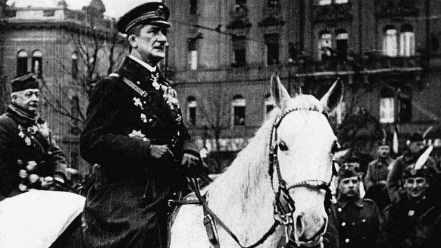 1919. november 16-án Horthy Miklós a Nemzeti Hadsereg élén bevonult Budapestre