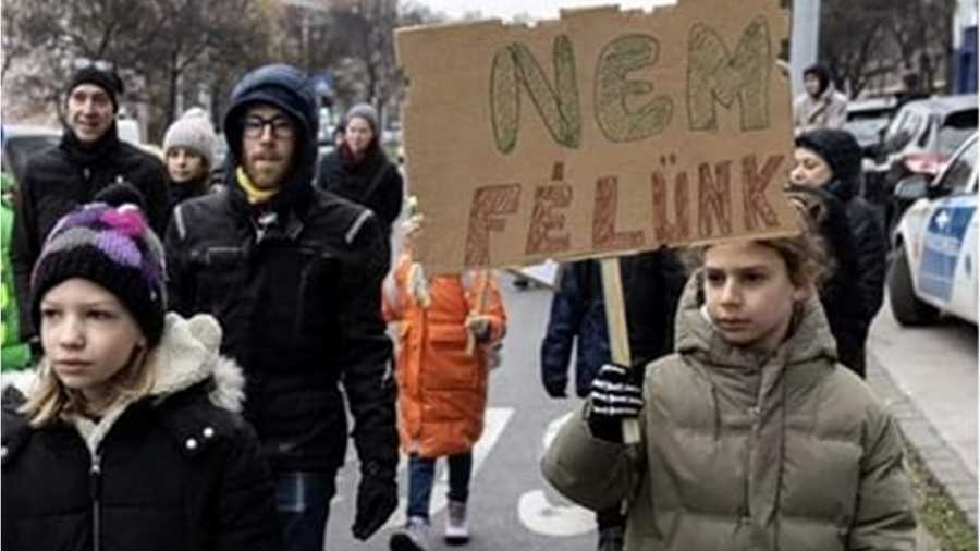 Gyerekek a tüntetéseken, avagy hol van ilyenkor a gyámügy és az ifjúságvédelem?