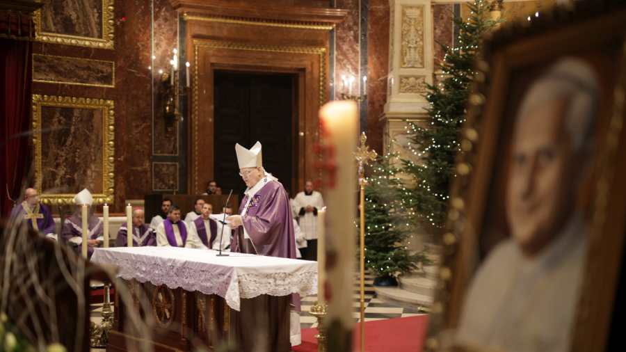 Stoffán György: Gyászmise XVI. Benedek pápáért a Szent István Bazilikában