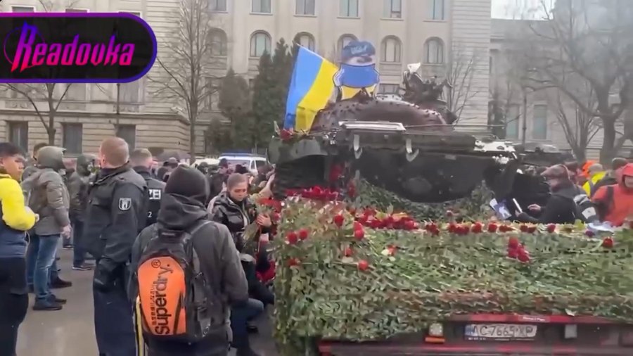 Ukrán performansz Berlinben: egy kilőtt orosz tankot raktak ki az orosz nagykövetség elé – meglepődtek, mi történt utána