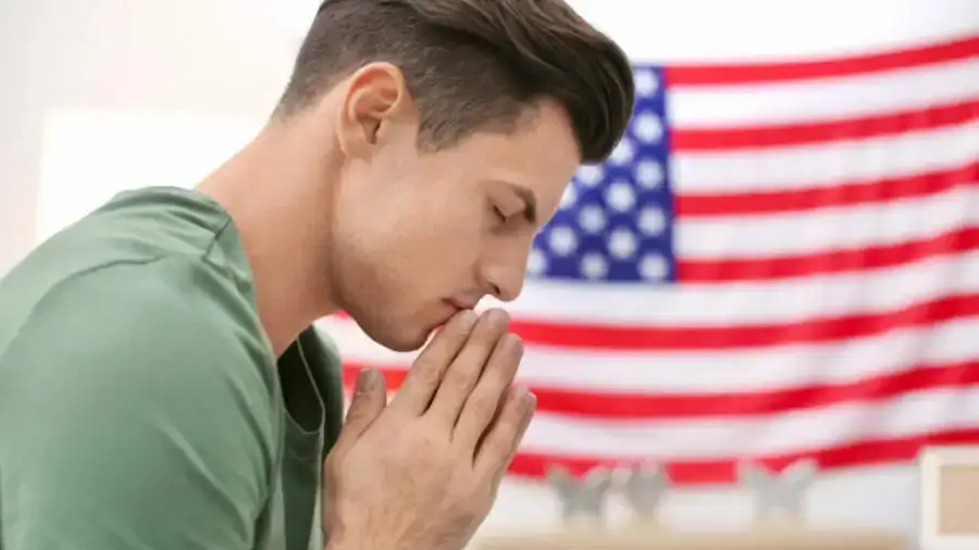 Joseph Farah: Amerika létválságban – „A baj még a 2020-as elcsalt választással kezdődött”