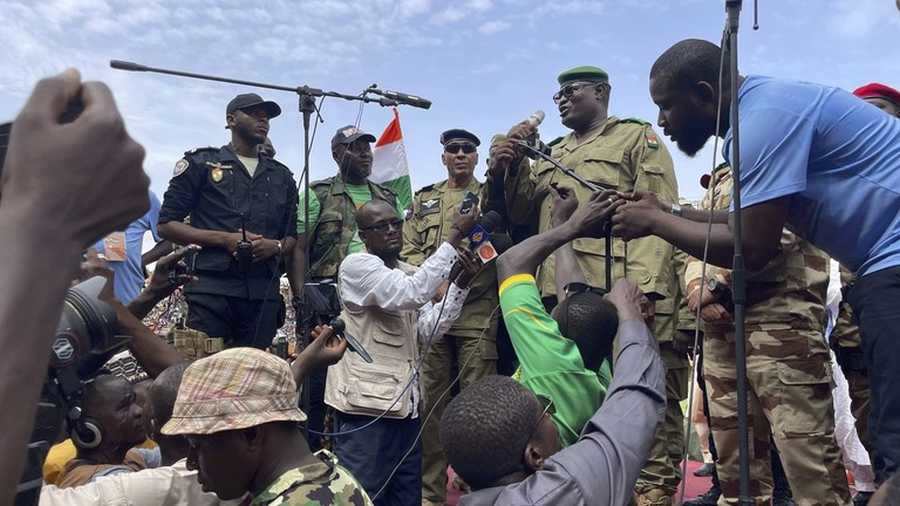 Niger lezárja légterét az invázió veszélye miatt