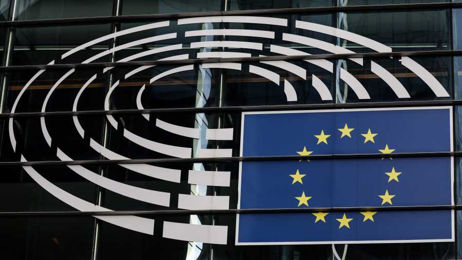 A kiemelt képünk illusztráció. Az Európai Parlament jelképe a testület brüsszeli épületén 2023. január 3-án. (Fotó: MTI/EPA/Stephanie Lecocq)