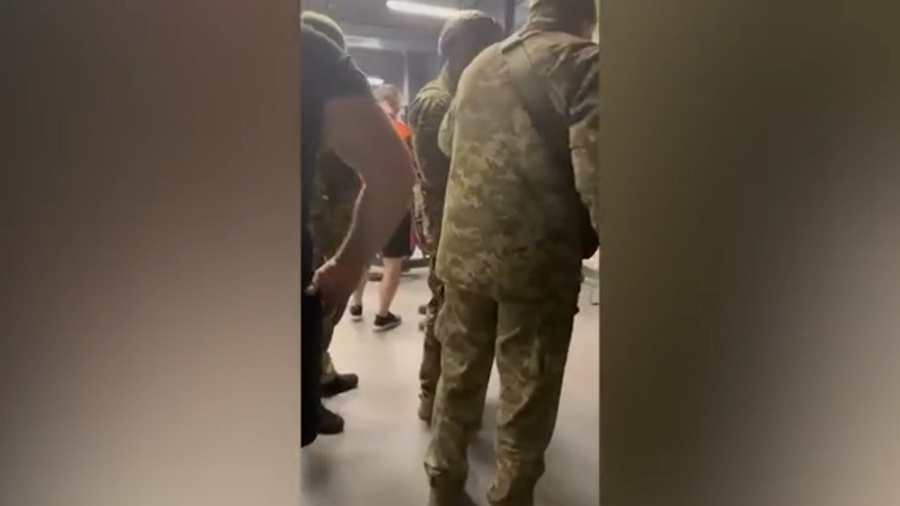 Kárpátalja: Felfegyverzett katonák rontottak be egy ungvári konditerembe (videó)
