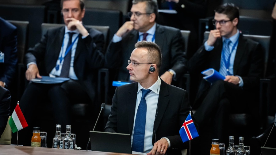 Szijjártó Péter: komoly eszkalációs kockázatot jelent a NATO-ban ma jelen lévő háborús pszichózis (videó)