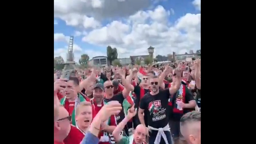 Tetőfokára hág a hangulat: megérkeztek Stuttgartba a magyar szurkolók! (videó)