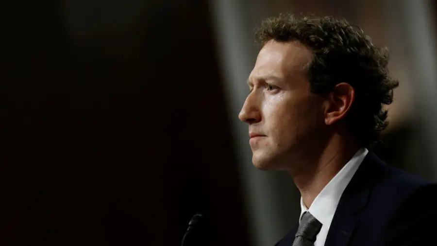 Zuckerberg elvtársi önkritikát gyakorolva beismer és helyezkedik, pedig börtönben lenne a helye…
