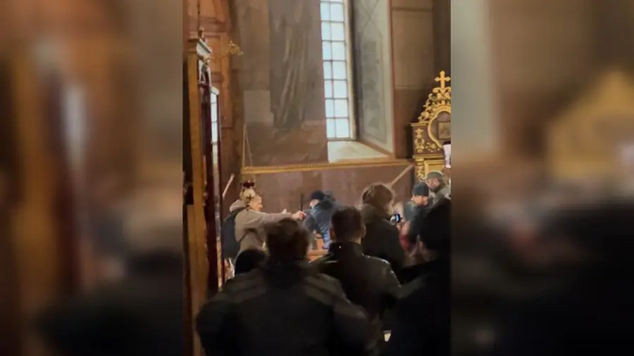 Szélsőséges fegyveresek tüzet nyitottak az Ukrán Ortodox Egyház híveire és papjaira (videó)