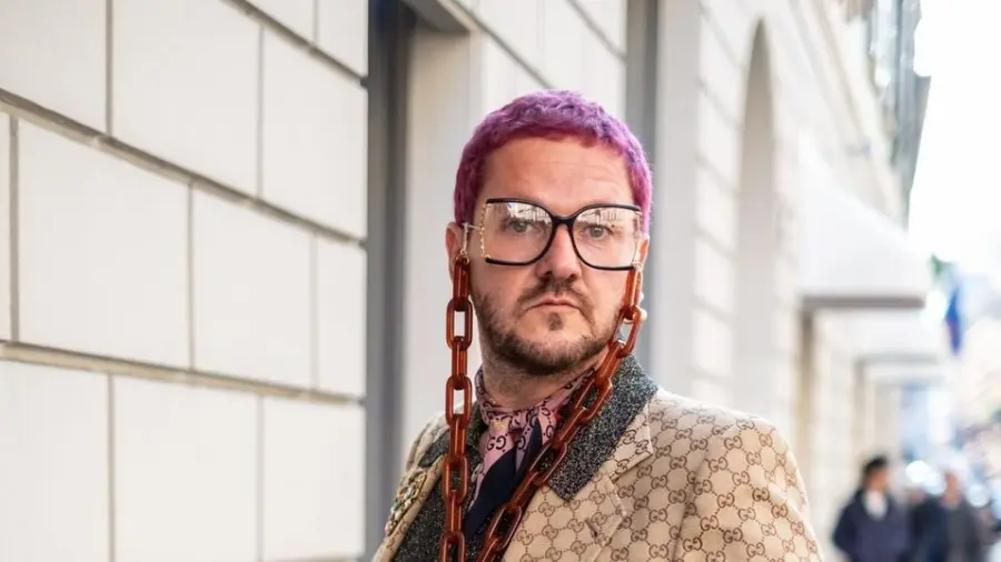 A képen Lakatos Márk, lánccal a füleiben. Ezzel a szimbólummal gyakran találkozunk olyan sztároknál, akik a „háttérhatalom” csatlósai, bábjai. (Mediavadasz visszavag facebook oldala)