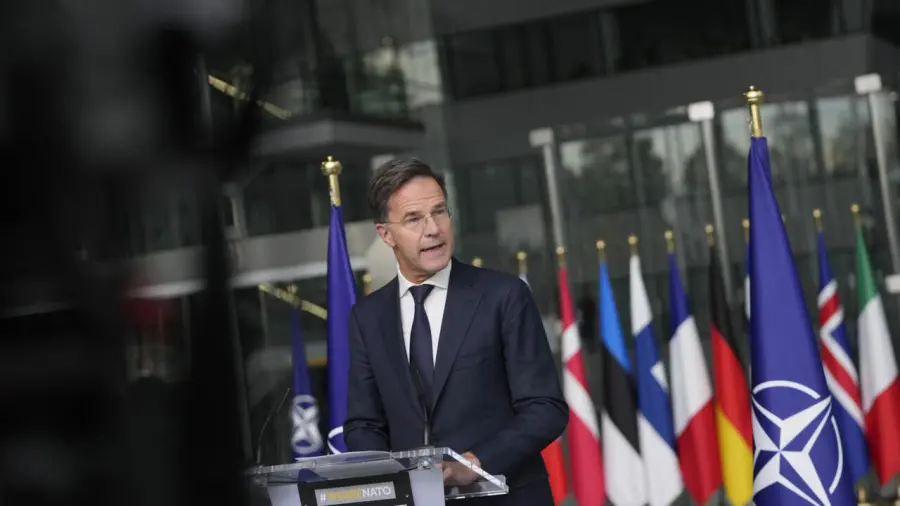 Rutte felszólította a NATO-tagokat, hogy csökkentsék a jóléti kiadásokat és vegyenek több fegyvert