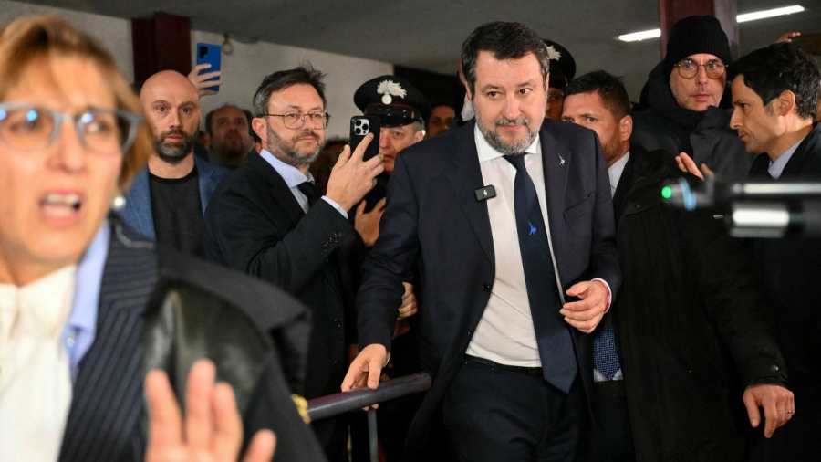 Kiemelt kép: Matteo Salvini olasz miniszterelnök-helyettes (k) ügyvédje, Giulia Bongiorno (j) oldalán érkezik a palermói Pagliarelli tárgyalótermébe 2024. december 20-án, miután a bíróság felmentette őt minden vád alól az ügyben, hogy 2019-ben, belügyminiszterként megakadályozta az Open Arms nevű spanyol migránshajó kikötését Lampedusán. (Fotó: Alberto Pizzoli/AFP)
