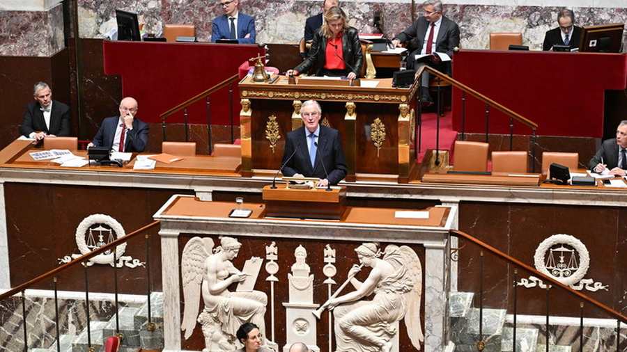 Megbukott a francia kormány, Macron távozását is követelik
