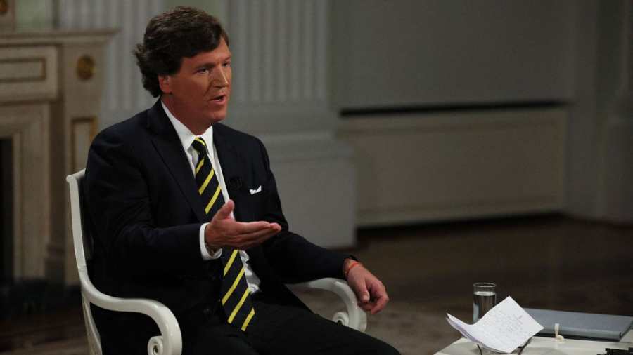 Borítókép: Tucker Carlson amerikai műsorvezető Vlagyimir Putyin orosz elnökkel készített interjúja közben 2024. február 6-án. (Fotó: AFP)
