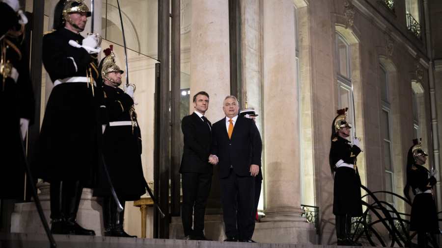 Emmanuel Macron Párizsba hívta az európai hadseregek vezetőit, majd együtt vacsorázott Orbán Viktorral