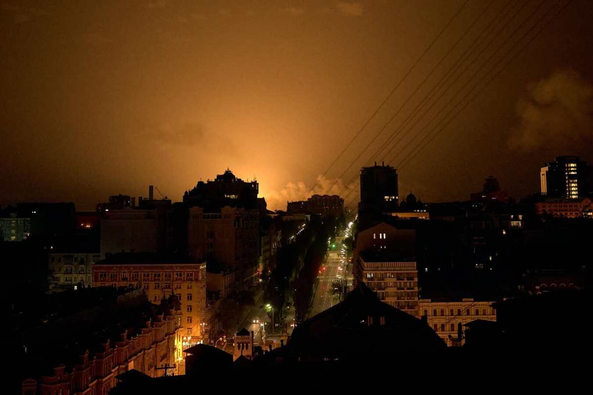 Egy robbanás helyszíne Kijevben, Ukrajnában. 2025. április 24. / Fotó: © Getty Images / Libkos / RIA Novosztyi