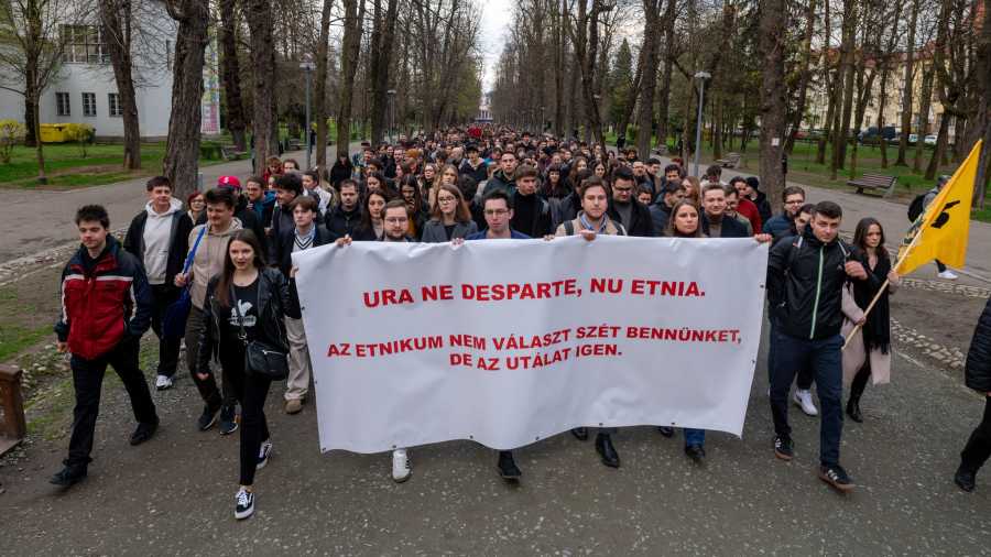 Üzentek a kolozsvári egyetemisták – elegük van a magyarverésből