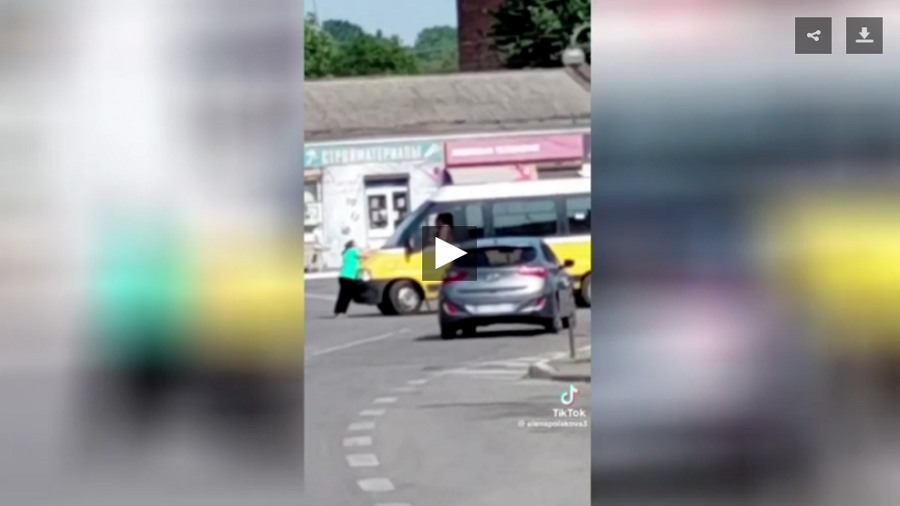 Meghalt egy anya, miközben megpróbálta megmenteni fiát a „sorozótisztek” karmai közül Ukrajnában (videó 18+)