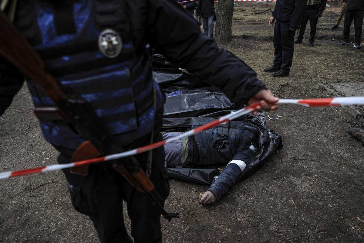 Az oroszbarát civilek fehér karszalagot viseltek, hogy az orosz katonák azonosítani tudják őket Fotó: Anadolu via AFP/Metin Aktas 