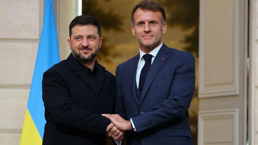 Kiemelt kép: Emmanuel Macron francia elnök (j) és ukrán hivatali partnere, Volodimir Zelenszkij kezet fog a megbeszélésüket követő sajtóértekezleten a párizsi álllamfői hivatalban 2025. november 17-én (Fotó: MTI/EPA/Reuters pool/Sarah Meyssonnier)