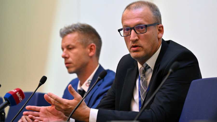 Bánó Attila: Tisza-zászlók mögött nyomul a demokráciának hazudott diktatúra