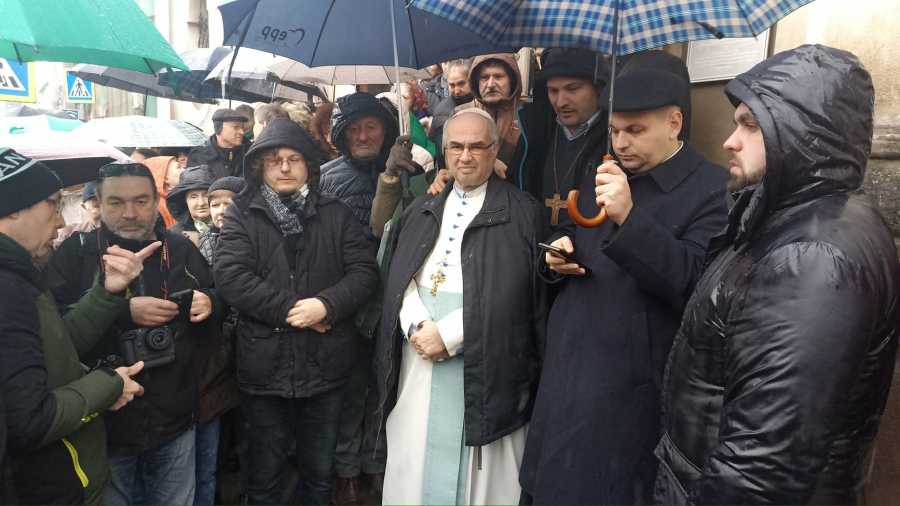 Élő lánc az esőben: Ideiglenesen elmaradt a nagyváradi premontrei apát kilakoltatása