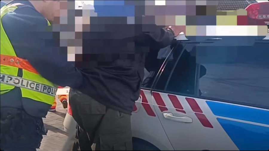 Videón a nagyteveli polgármester támadójának elfogása: Bilincsben vitték el a merénylőt