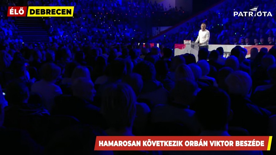 „A Holdról is látszani fog” – Telt ház és történelmi üzenet a debreceni háborúellenes gyűlésen