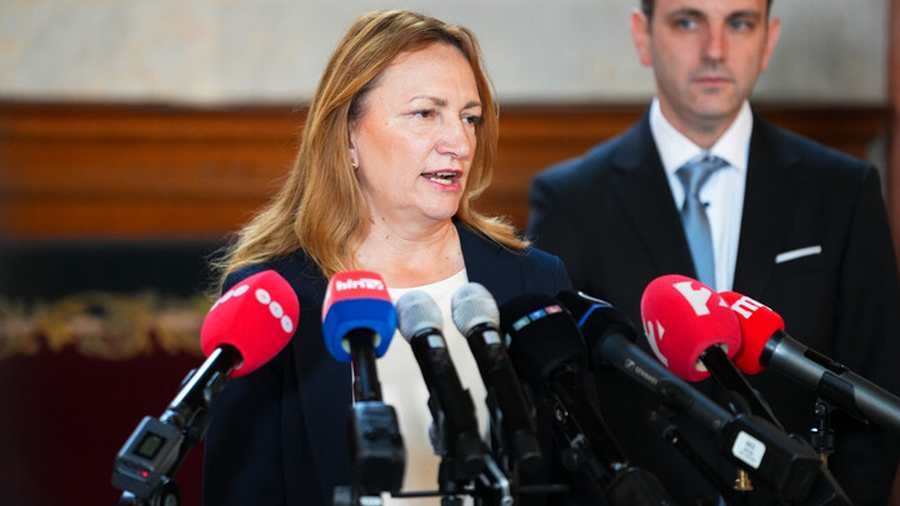Közösségi médiás színjáték: a kormány a múltat rágja, a Facebookon a „nagyérdeműt” eteti
