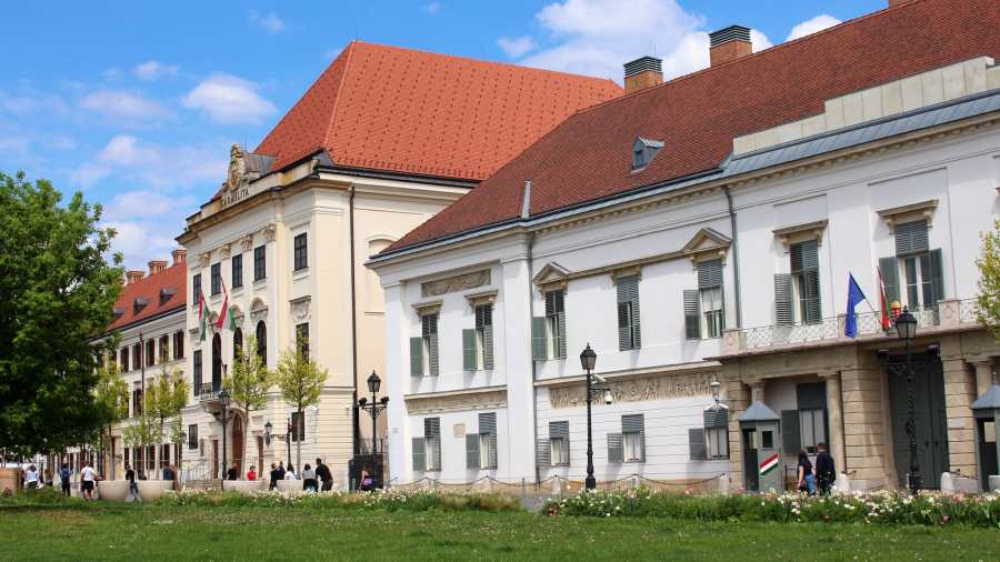A Karmelita törzsvendége: Magyar Péter úgy tesz, mintha sosem járt volna Orbán Viktor egykori munkahelyén