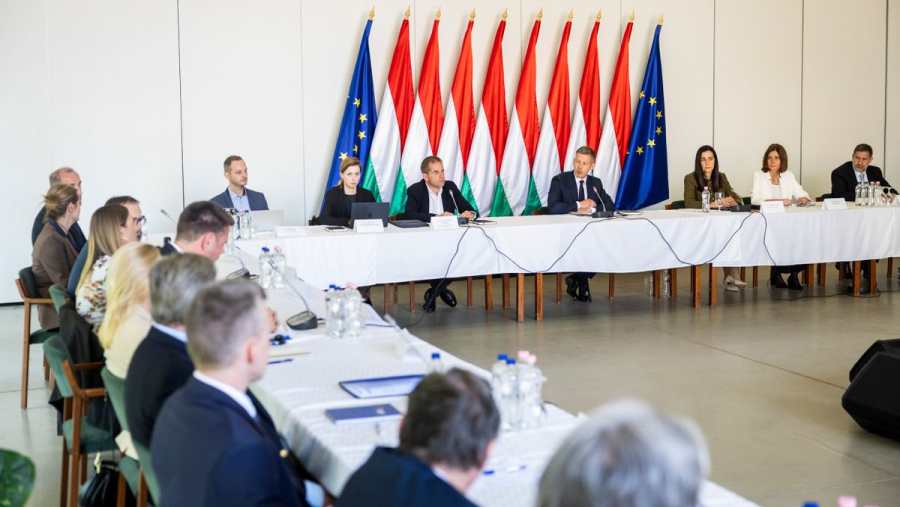Kormányzati leltár és fenyegetés: Orbán Viktor videóban, Magyar Péter Ópusztaszeren válaszolt