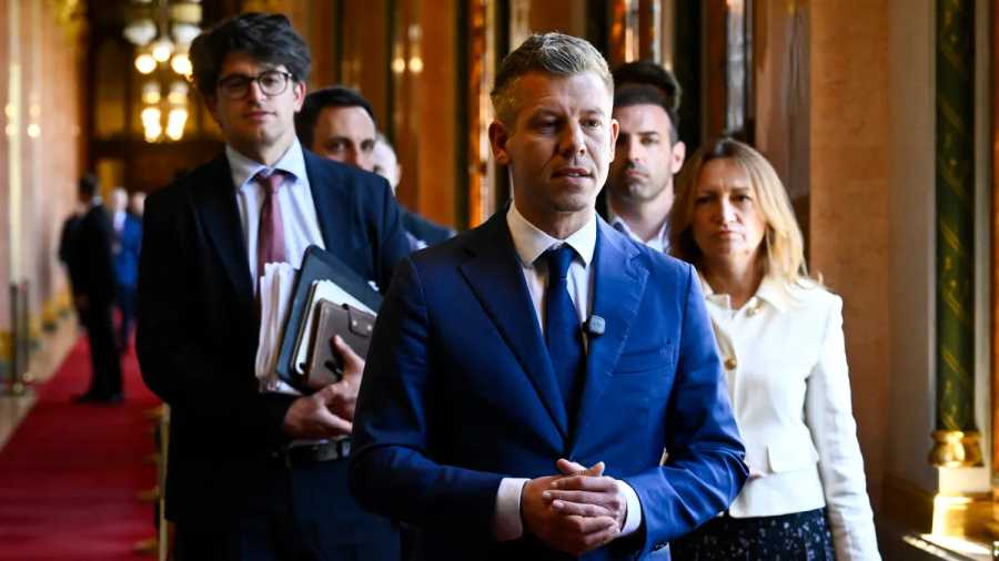 Kardcsörtetés a jogállam romjain – Miért alaptörvény-ellenes Magyar Péter szombati katonai parádéja?