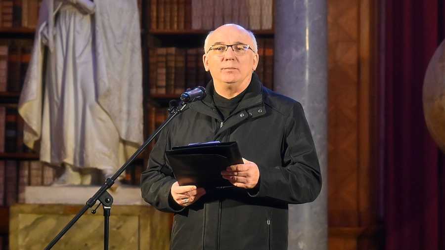 A megbékélés útja vagy politikai illúzió? Megszólalt a pannonhalmi főapát a választási megosztottságról