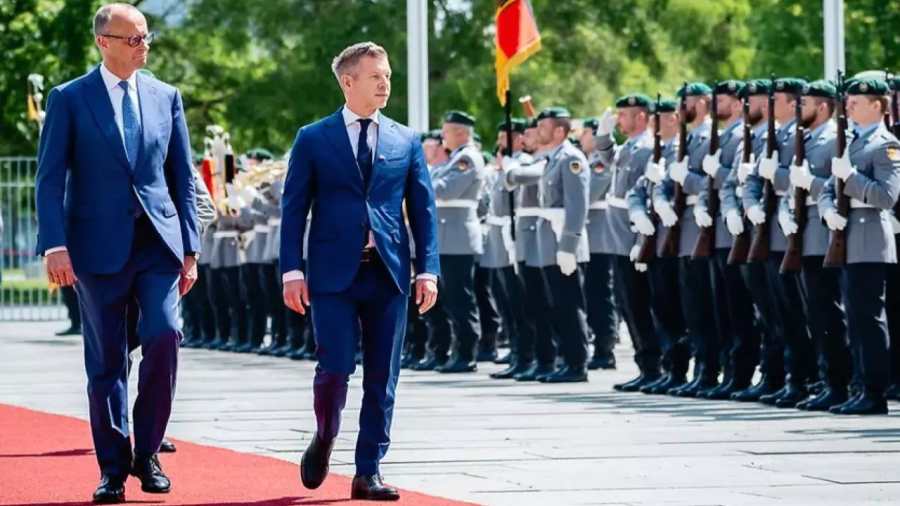 Idegenben gyalázta a hazai közjogi méltóságot: Magyar Péter Berlinben, a német kancellár mellett rontott neki Sulyok Tamásnak