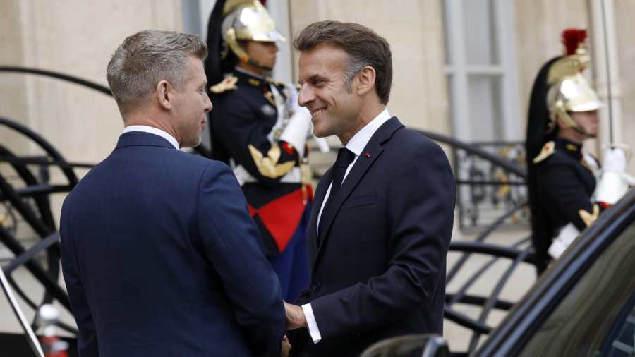 Magyar Péter Párizsban: Macron ölelése, Ukrajna-biankó csekk és a nukleáris ajánlat