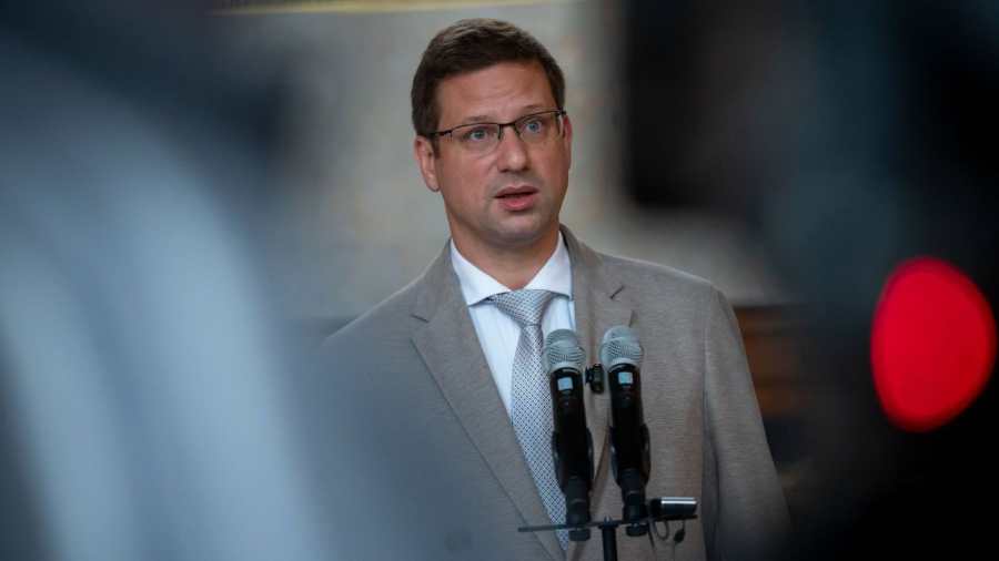 A globalista bábok rohama a demokrácia ellen: Gulyás Gergely keményen helyretette a tiszás vezért