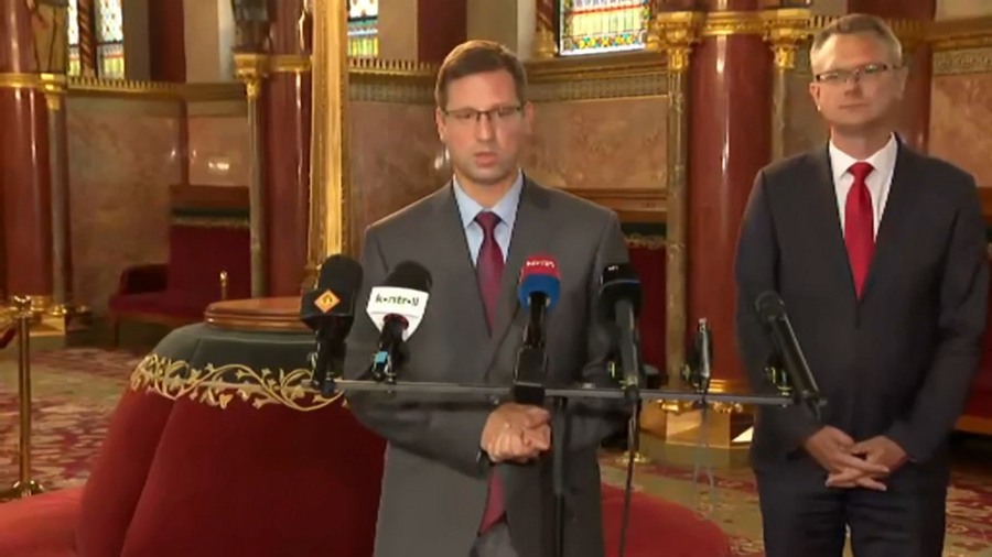 Önkény: Gulyás Gergely és Rétvári Bence világos választ adott a globalista tervekre