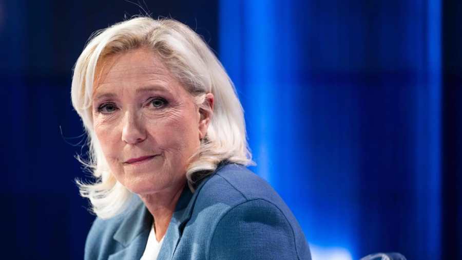 Marine Le Pen keményen beszólt Magyar Péternek: „lábbal tiporja a demokráciát”