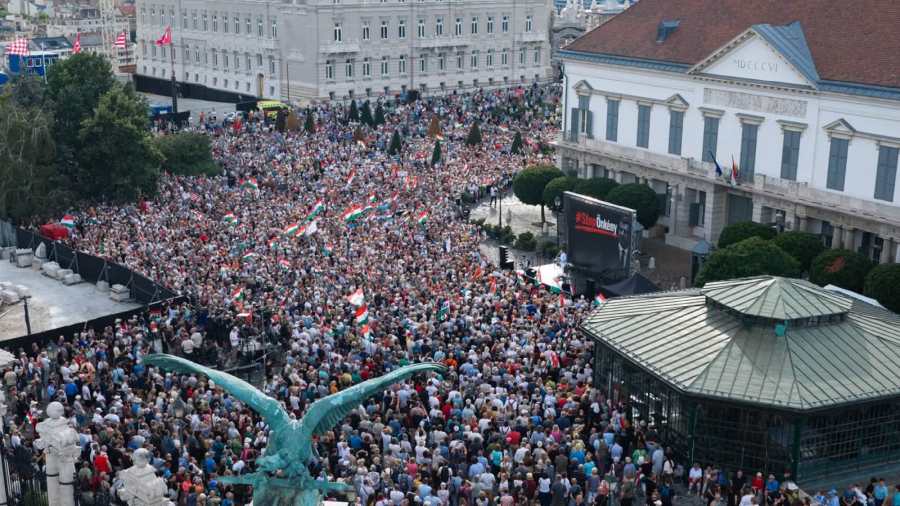 Fotókon a valóság: Megtelt a Sándor-palota előtti tér, tízezrek tiltakoztak a Tisza-kormány ellen
