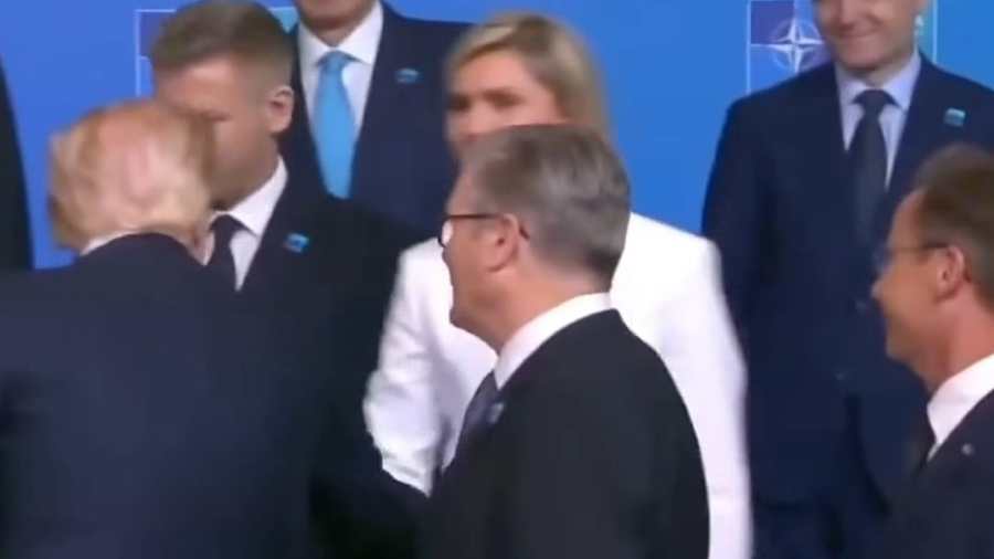 Kínos jelenet a NATO-csúcson: Donald Trump levegőnek nézte a zavartan feszengő Magyar Pétert